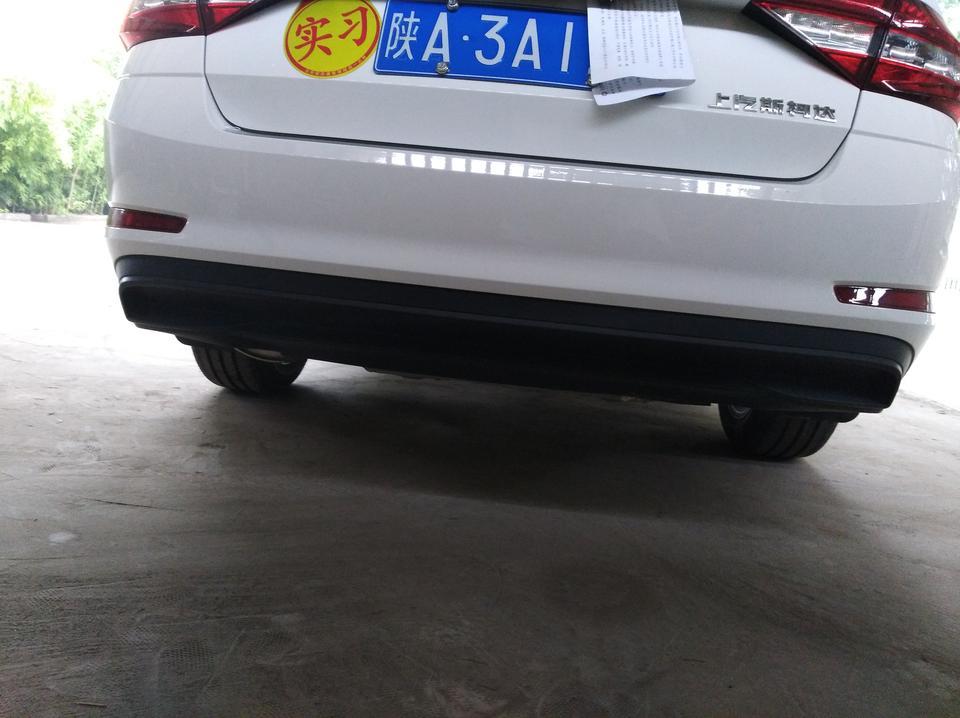刚买了几个月的18款明锐，手动标准型车1.6排量，车屁股后面咋么牵引钩？