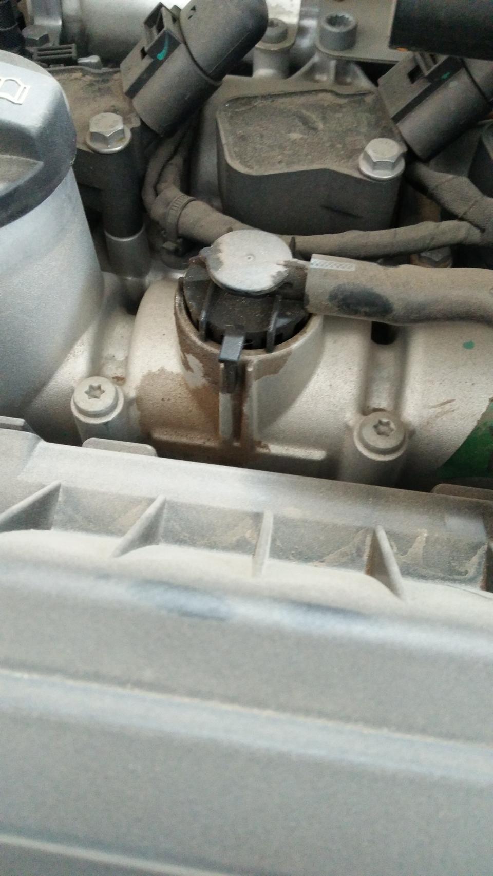 明锐-我车18年十一买的，这是漏油吗？！4s点说，什么垫片油，让我观察一段时间，懂行的朋友介绍一下