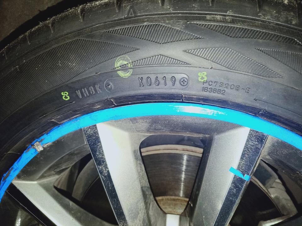 明锐-车今天换了条邓禄普的新轮胎，看外形上和我之前那条邓禄普轮胎外形有稍许不一样，但标注尺寸又一样是否有真假问题