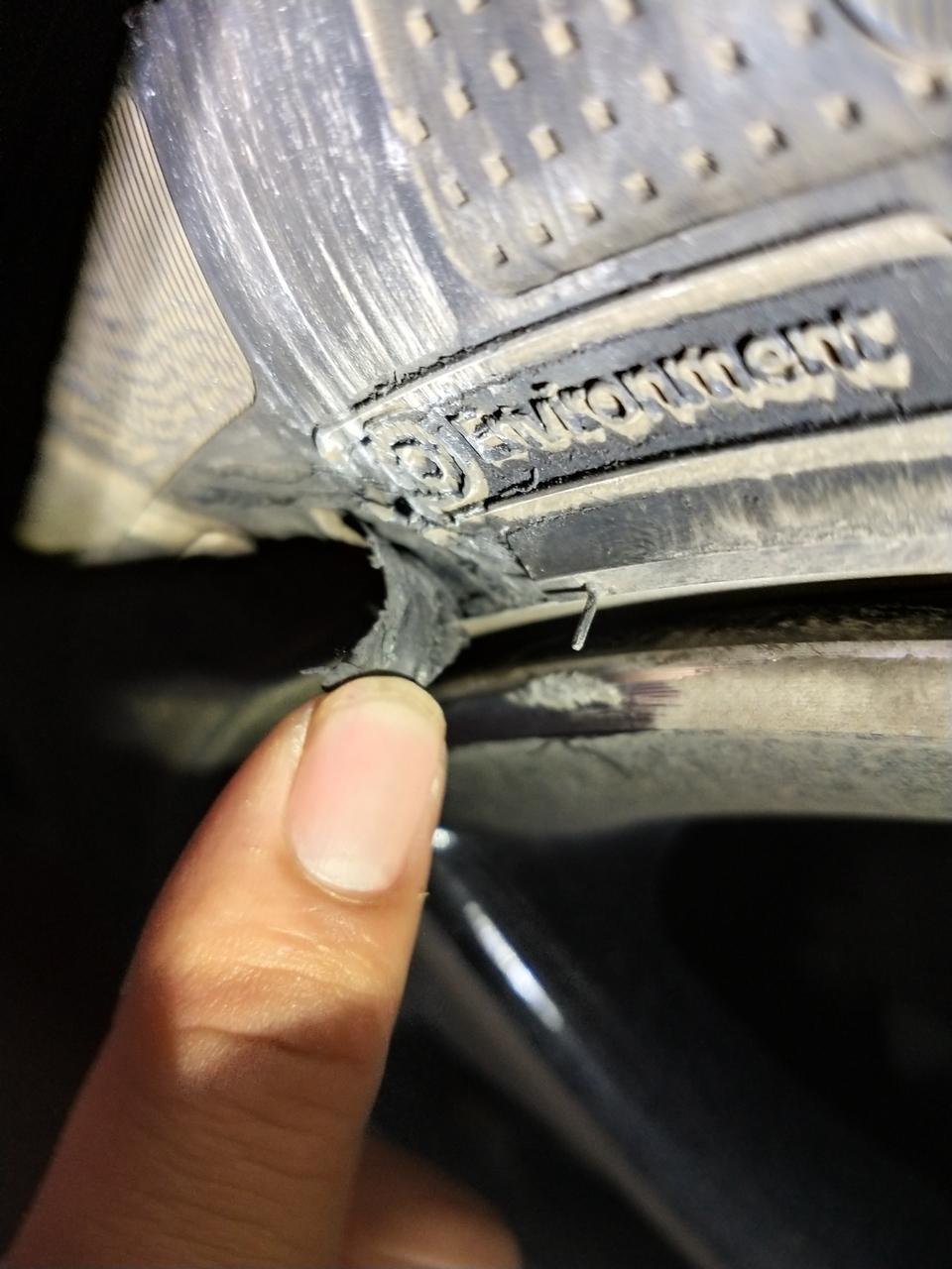 明锐-急！急！急！
这种蹭破皮的情况需不需要换胎？