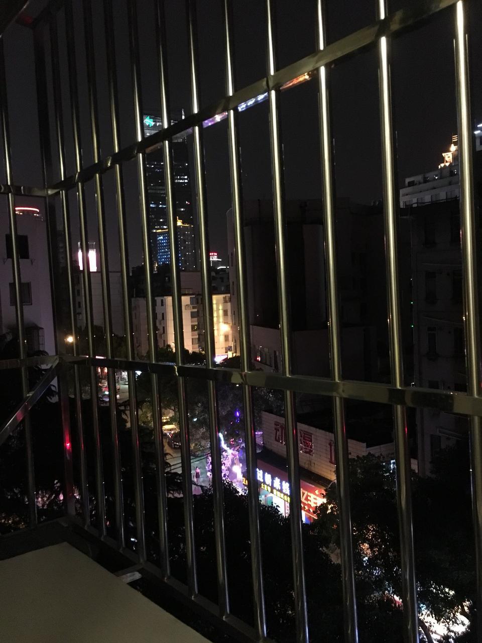 明锐18经典款手动挡1.6自吸 18年8月上牌 到现在10500KM 前排左侧车门内侧门把手在车子开起来是不是有滋滋的异响  有点像低音炮坏了的那种滋滋响 诸位仁兄知道什么原因？