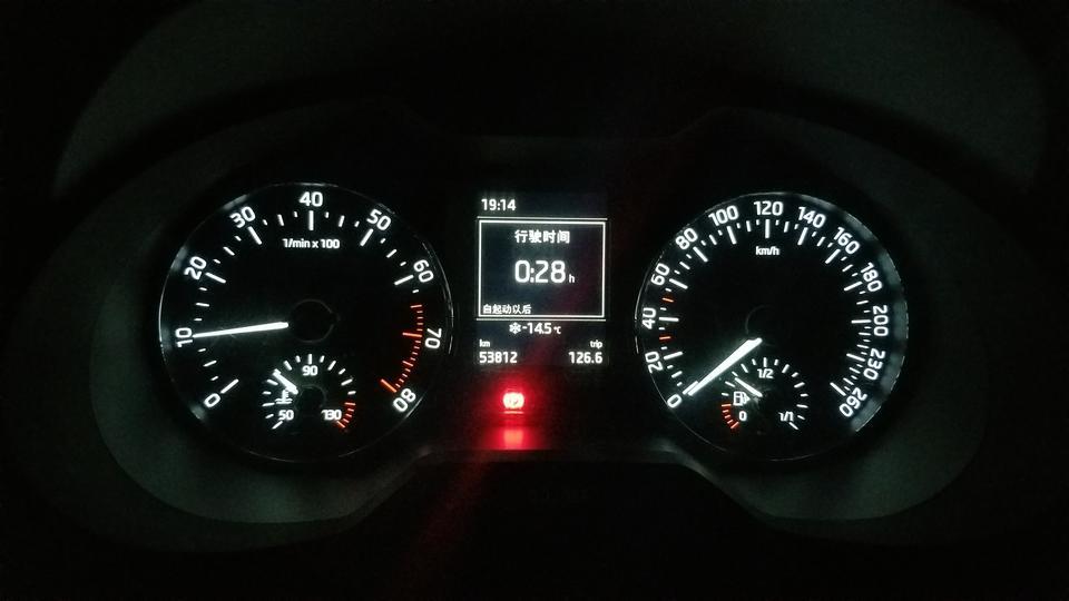 明锐-车开了3年半了，5.3万公里。
开了28分钟，跑了25公里，平均时速53km。
水温最高到80就开始往下降。
空调关掉，怠速在1000转，降不下来800。
坐标黑龙江，室外温度零下14.5摄氏度。
前阵子去4S点看病，说是节温器坏了，需要更换，目前配件还没到，冬天用车，暖风温度上不来啊。
有哪位大神了解这是啥情况吗？