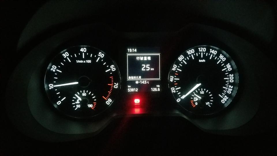 明锐-车开了3年半了，5.3万公里。
开了28分钟，跑了25公里，平均时速53km。
水温最高到80就开始往下降。
空调关掉，怠速在1000转，降不下来800。
坐标黑龙江，室外温度零下14.5摄氏度。
前阵子去4S点看病，说是节温器坏了，需要更换，目前配件还没到，冬天用车，暖风温度上不来啊。
有哪位大神了解这是啥情况吗？