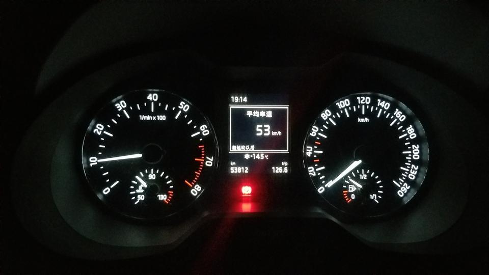 明锐-车开了3年半了，5.3万公里。
开了28分钟，跑了25公里，平均时速53km。
水温最高到80就开始往下降。
空调关掉，怠速在1000转，降不下来800。
坐标黑龙江，室外温度零下14.5摄氏度。
前阵子去4S点看病，说是节温器坏了，需要更换，目前配件还没到，冬天用车，暖风温度上不来啊。
有哪位大神了解这是啥情况吗？
