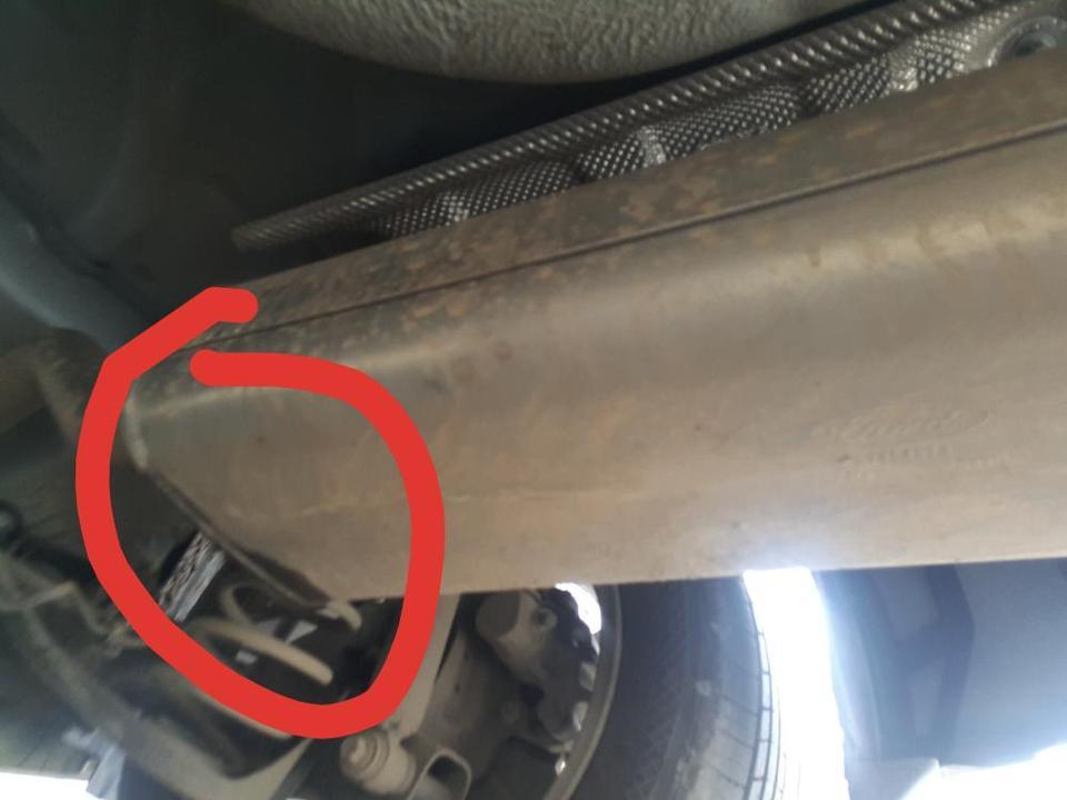 福睿斯尾气箱前端漏水正常吗？要去维修吗？