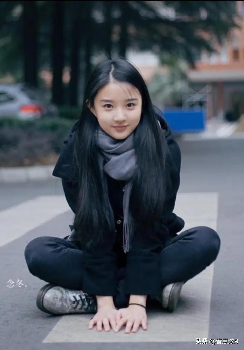 我的车是五菱宏光s3 2018手动豪华版。1.第二排座椅如何放平。2.中控显示屏是不是只有收音和蓝牙电话功能？还有没有其他功能呢？3.空调出风口处的小表如何调节时间呀？4.有没有五菱宏光s3的使用指南？  谢谢各位老司机！:)