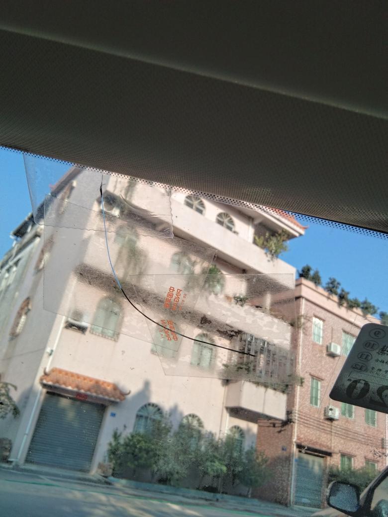 福睿斯-汽车前挡玻璃不知道什么时候裂了，还有的修吗？还是直接换了.副驾方位右上角，延伸到边缘了.