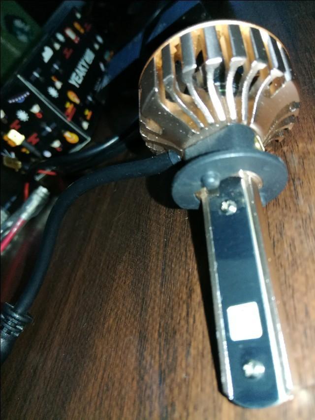 福睿斯大灯解码是怎么一回事，原大灯功率55W电流在4.6A左右，一般氙气灯35W，LED25W，把一根灯线同时接一对LED为什么还会出现闪亮现象，