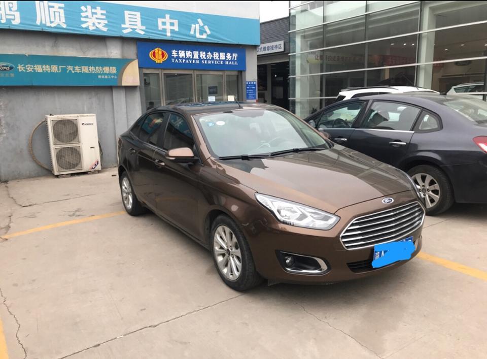 福睿斯-请问车友朋友们，想买2017自动舒适版的豪情这种颜色，但正纠结怕它不如白色耐脏。入手棕色车的朋友能谈谈关于颜色和驾驶的感受吗？顺祝车友们工作顺利平安幸福！