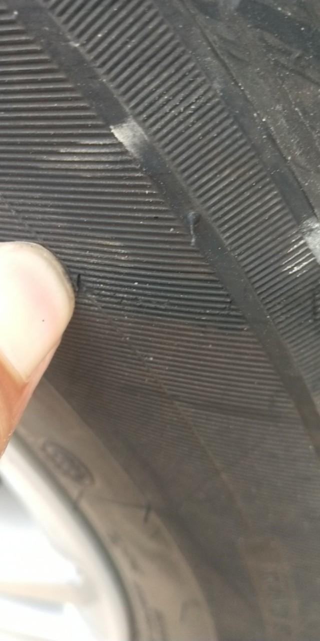 福睿斯-汽车轮胎蹭到马路牙子，这样有安全影响吗？需要换吗？