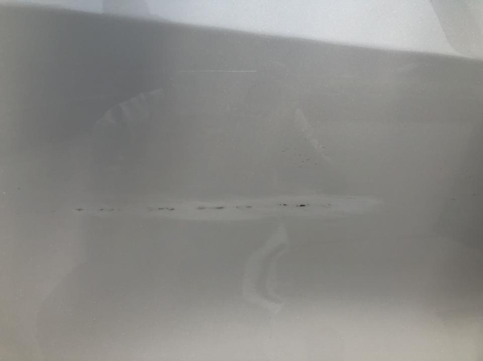 哈弗h6 coupe-车被轻微刮了一下 在网上用补漆笔涂了涂 然后砂纸打磨了打磨 就成这样了 现在我该怎么搞 请教各位大神 中间一道感觉比原来更难看了