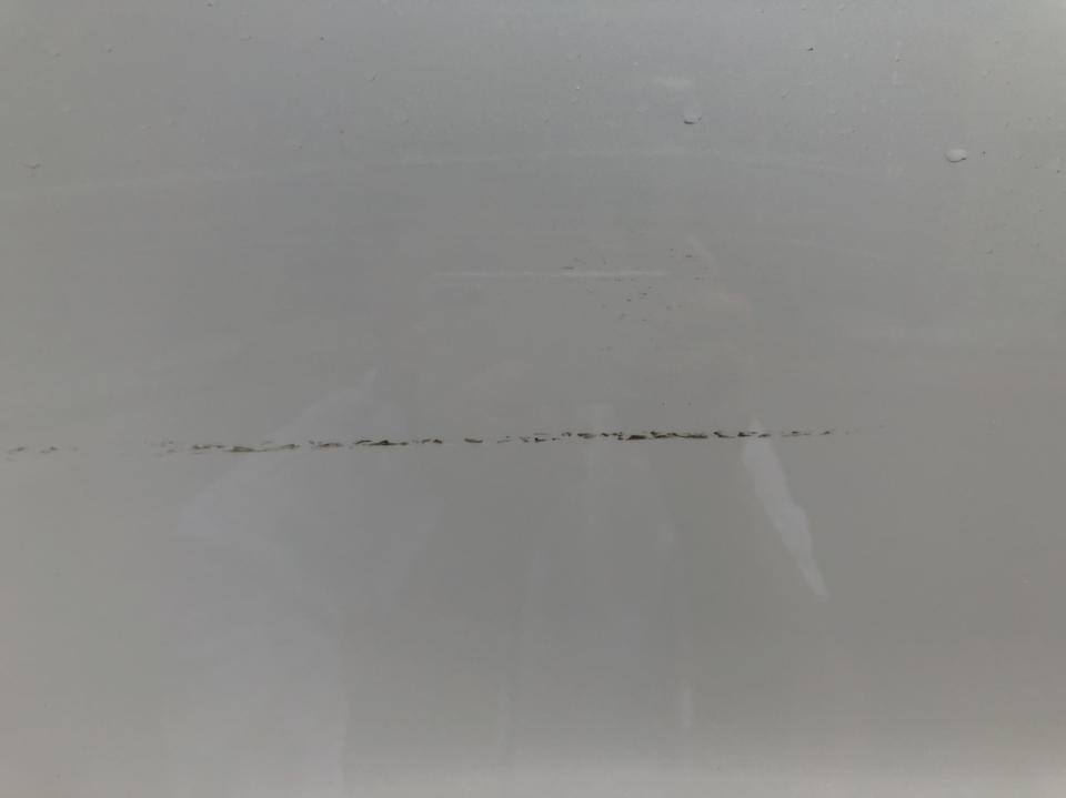 哈弗h6 coupe-车被轻微刮了一下 在网上用补漆笔涂了涂 然后砂纸打磨了打磨 就成这样了 现在我该怎么搞 请教各位大神 中间一道感觉比原来更难看了