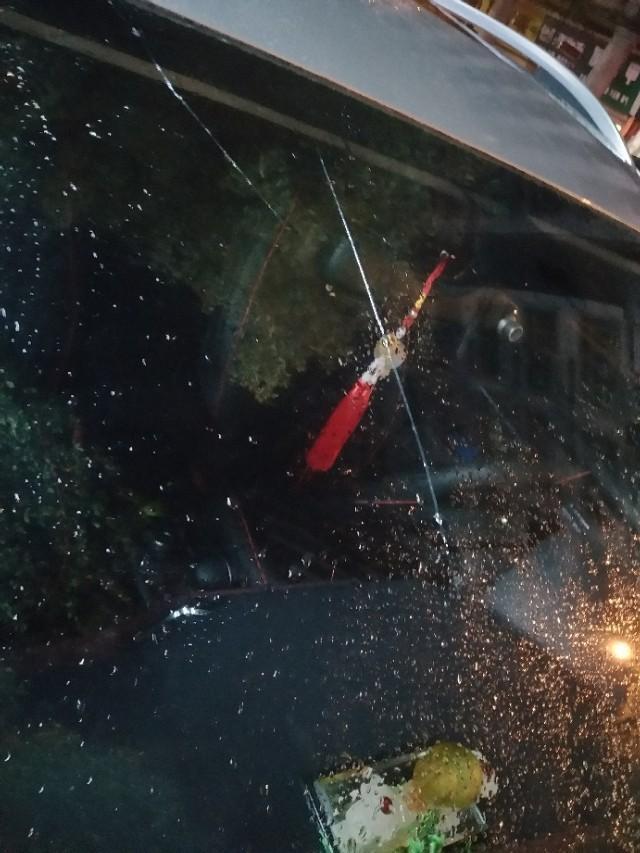 哈弗h6 coupe-今天开车出门，无意中发现车被别人砸了，一直在停车位放着，不知为啥这样子，心痛的无以言表，才买两个多月，请问这样需要更换或者有什么好的建议吗？