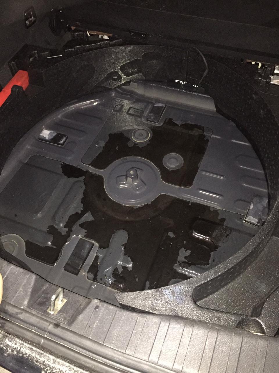 哈弗h6 coupe-请问大家一下，我的酷派后备箱备胎下面老是进水，不知道进的是洗车水还是雨水，哪地方有排水孔吗？知道的麻烦告诉一下谢谢！
