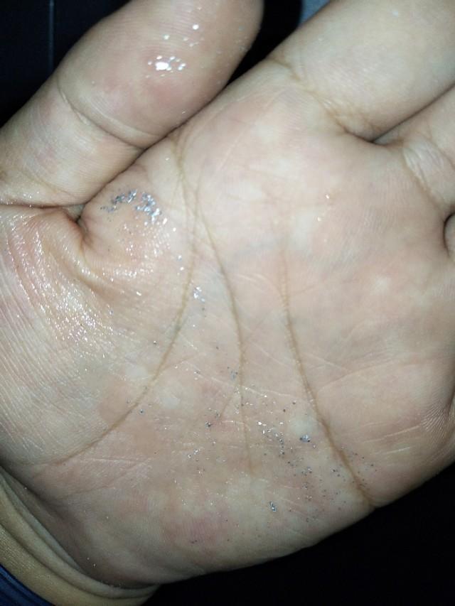 哈弗h6 coupe-今天开车出门，无意中发现车被别人砸了，一直在停车位放着，不知为啥这样子，心痛的无以言表，才买两个多月，请问这样需要更换或者有什么好的建议吗？