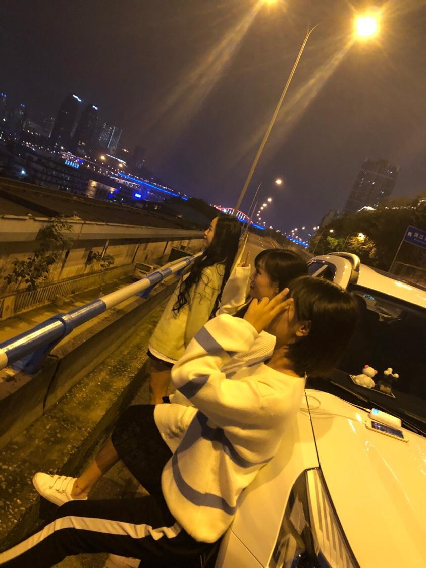 哈弗h6 coupe-请问下新提的车 H6 coupe 的目光红绿灯久踩刹车再动时前面灯会闪一下正常吗？