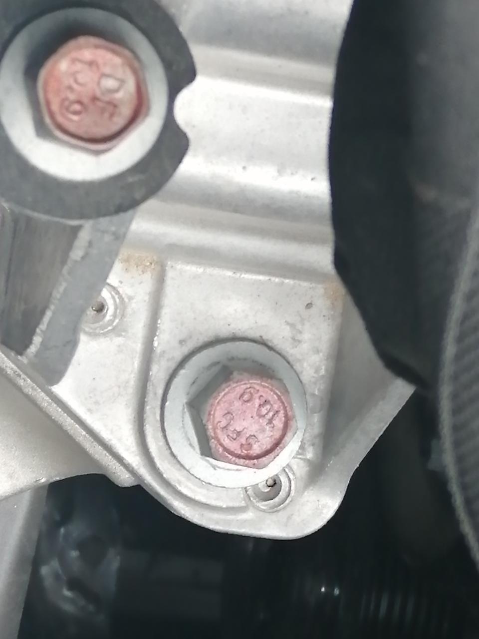 哈弗h6 coupe-19款H6酷派，才2147公里，倒车影像和主机坏了，去4S店拆开检查发现有动过的痕迹，卡扣有被换过一个，主机标签有被撕掉，我去看了下发动机舱螺丝一看吓一跳，基本上都有动过痕迹，2今年1月份30号。买的照片发不了太多百分之九十螺丝都动过，请问广大车友怎么去维权，谢谢