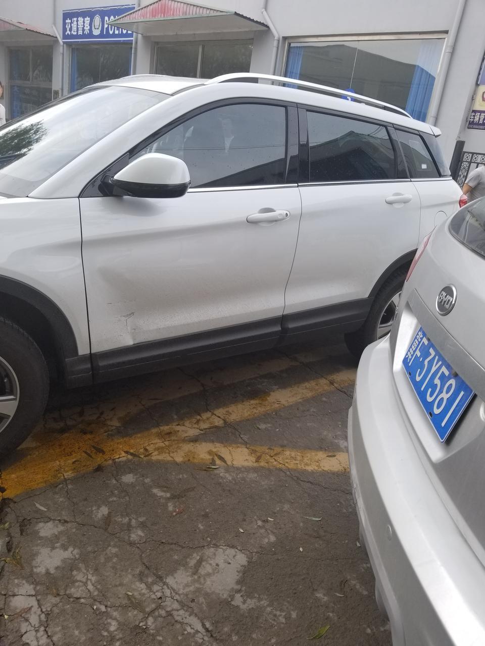 哈弗h6 coupe-车门处，让别人倒车给蹭了，请问是做钣金好，还是换车门好，