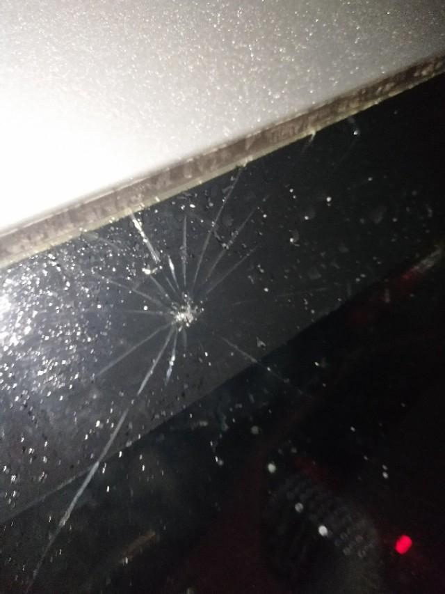 哈弗h6 coupe-今天开车出门，无意中发现车被别人砸了，一直在停车位放着，不知为啥这样子，心痛的无以言表，才买两个多月，请问这样需要更换或者有什么好的建议吗？
