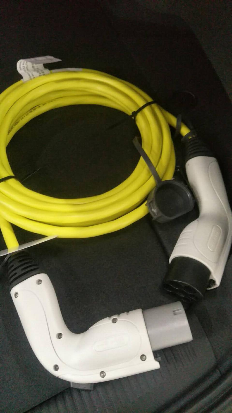 奥迪a6l phev-这东西是随车必带去还是这就是4S所谓说的送的充电桩？