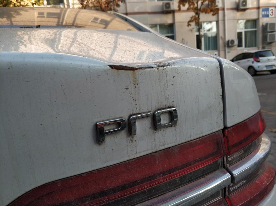 秦pro-新车 4月中提车 4月底小区停车场树倒了 砸了，一直扯皮到现在，一开始去4s店看，说只能换新的，如果修这块漆也会裂，现在这么久了都锈了，目前物业的保修说只同意修不同意换，这个合理吗，如何处理？