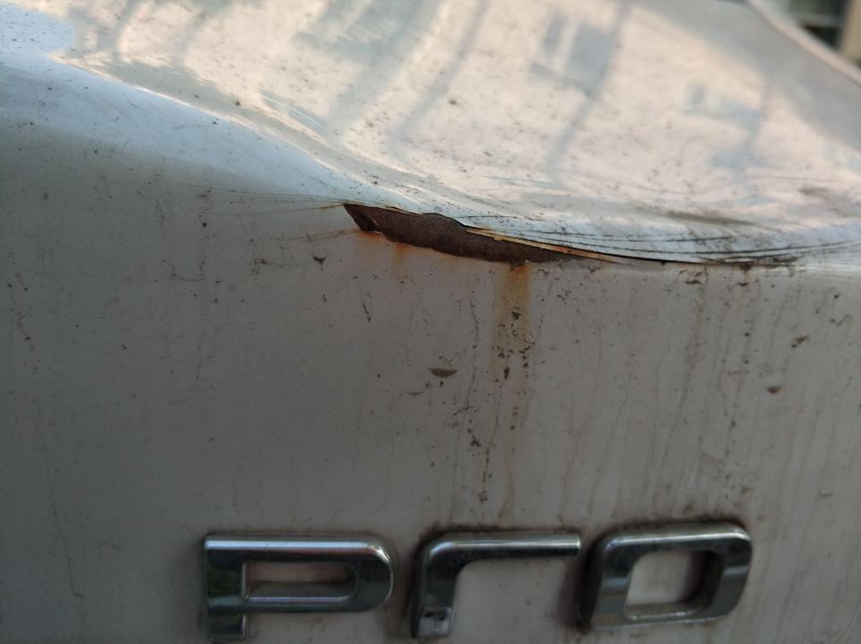 秦pro-新车 4月中提车 4月底小区停车场树倒了 砸了，一直扯皮到现在，一开始去4s店看，说只能换新的，如果修这块漆也会裂，现在这么久了都锈了，目前物业的保修说只同意修不同意换，这个合理吗，如何处理？
