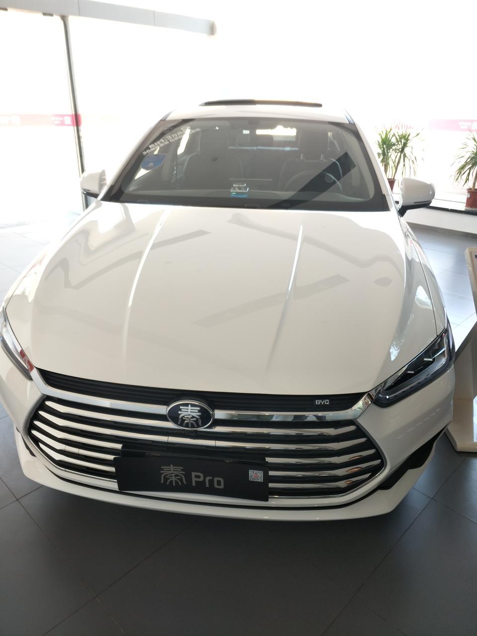 秦Pro1.5T自动锋耀版有全
景天窗吗？百公里多少个油？