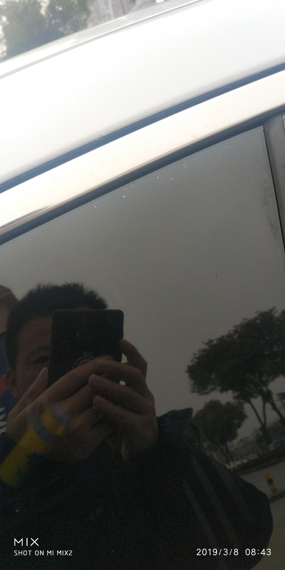 秦pro-4s店贴完膜后发现每个窗户都有不少小白点，今天去找他们，贴膜师傅说每辆车都会有这种情况。可我上一辆速锐好像并没有。想问问你们送的贴膜也都有小白点吗？