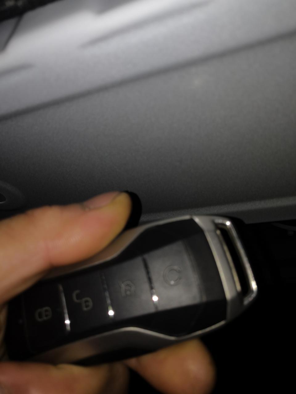 秦pro-有谁知道次低配的玻璃有落锁自动升降玻璃的吗？说是常按微动开关！但是我钥匙上没有微动开关啊！有知道的说下谢谢！