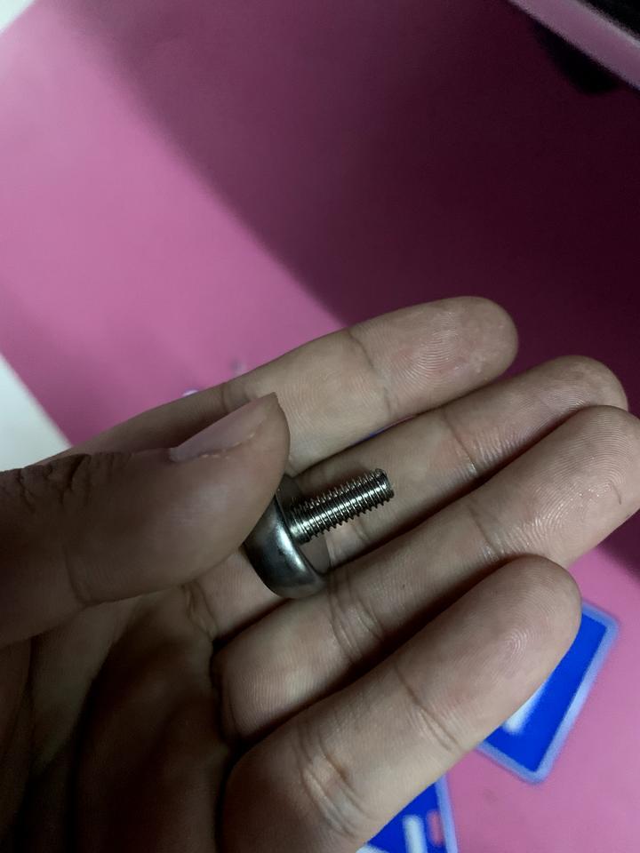 奥迪s4-为什么牌照上不上去。螺丝拧一半就进不去了。?是螺丝太长了吗