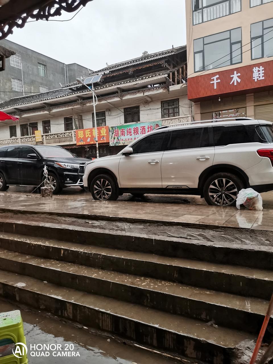 传祺gs8-朋友们你们的GS8，挂在P挡踩刹车，挡把会发出'踏踏'的响声吗？以前没有注意，好像是没有响声的，今天晚上音响没有放歌才注意到，我的车是17款豪华智联四驱的，有一万一千公里了。