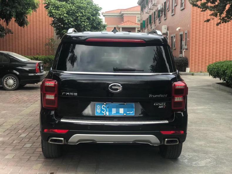 传祺gs8-从后面怎样分辨GS8的哪款车型？
比如是四驱豪华智联版，还是四驱尊贵版，还是两驱豪华智联版，还是两驱豪华版，或者是精英版！
精英版现在有现车吗？有没有优惠呢？。