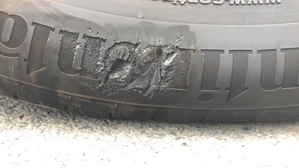 传祺gs8-新车1900公里轮胎卡马路牙子上了换轮胎换一个还是一对啊
