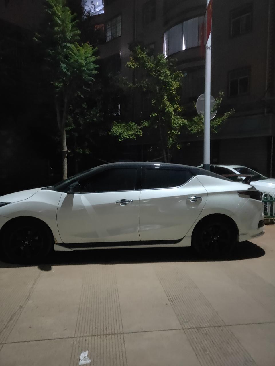 6月份买的蓝鸟 有6500公里左右了 现在踩刹车 踩到底会有异响 是怎么回事  还有保养大概要多少钱