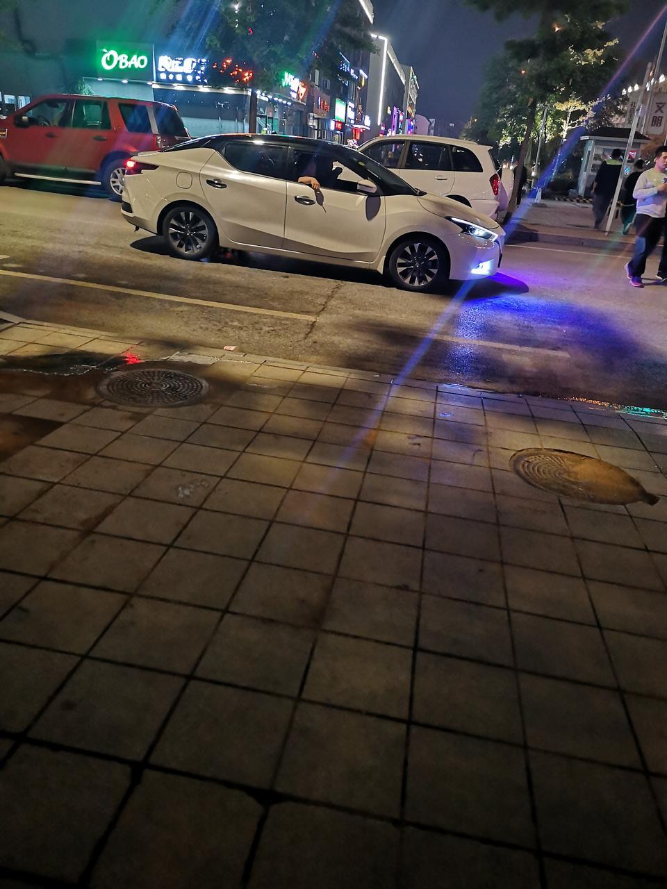 请问大家这款顶棚是黑色的蓝鸟是原厂带这个颜色还是后来改装的呢？