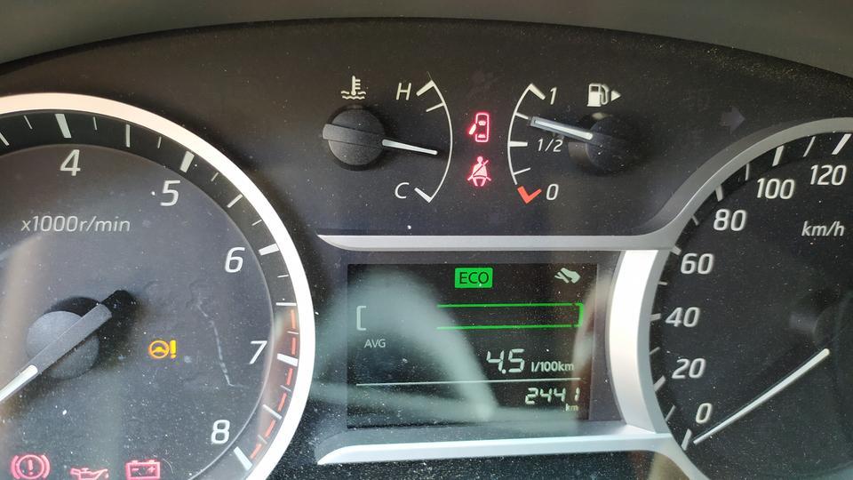 新车两个月，19年7月蓝鸟国六。2500km。首保发现车左右前轮周围都有生锈的痕迹四儿子店说正常旁边的开几年了我看都没生锈。大家的鸟车是不是也这样啊？正常吗？详情看图