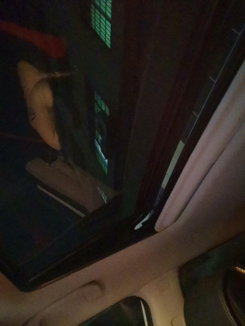 蓝鸟-打开天窗缝隙的时候有异响，关的时候没有打开天窗。全部打开也没有。就打开天窗的缝隙，那一瞬间会有，还带了点震动！有没有相同的问题？