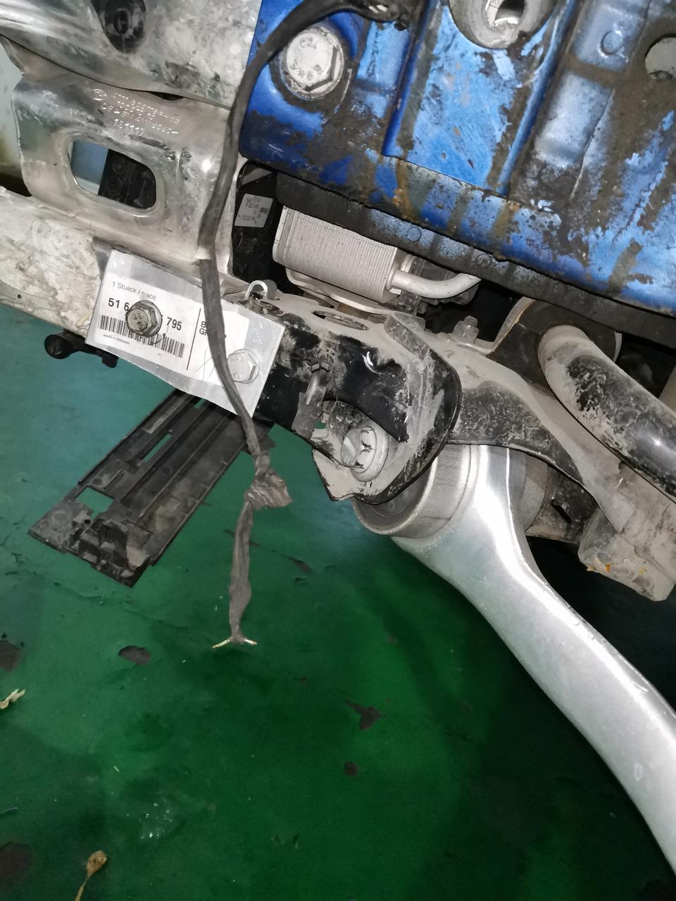 宝马3系gt-请问各位这个左前轮出事故断了几个插头，找不到旧的了，这都是什么插头啊？？在线等！！急急急！！！