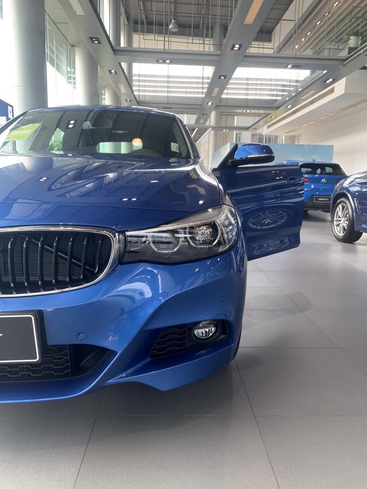 宝马3系gt-厦门地区 丐版裸车30万 手续费0.5 保险1.7 加装1.2
购置税2.7 落地35万6 这个价格怎么样？加三万换中配值得吗？
