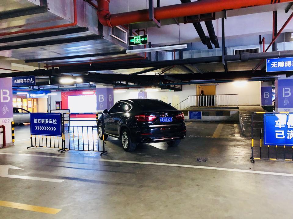 宝马x6-想喷黑轮毂不晓得好不好看