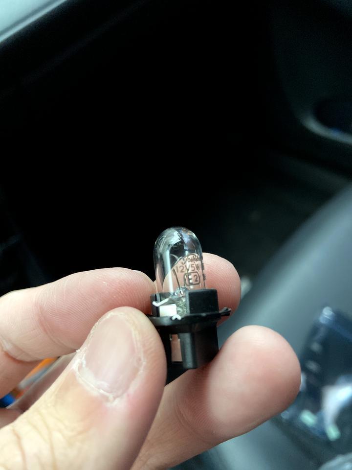 威驰-有换过阅读灯的车友吗？原车是灯泡，但淘宝买的是片状的。这怎么装啊？