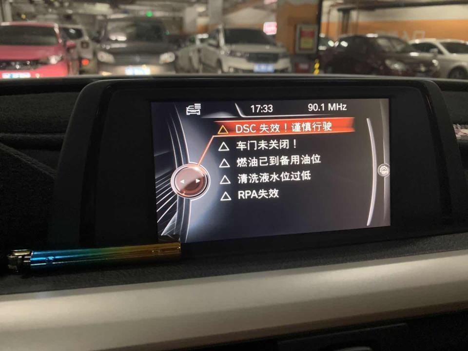 宝马3系gt-你好我的车是宝马3gt，14年的车.上次出差轮胎爆胎了.回来之后在外面的轮胎店换的两条新轮胎和刹车片以及刹车油.最近我的车不知道是为什么总是会出现dsc失效以及传动系统失效.然后我的转速表就会不正常.怠速的时候车子也会出现突然的抖动.一般这种情况在右转以及车上还有其他人的的时候容易出现.请问这是怎么回事啊