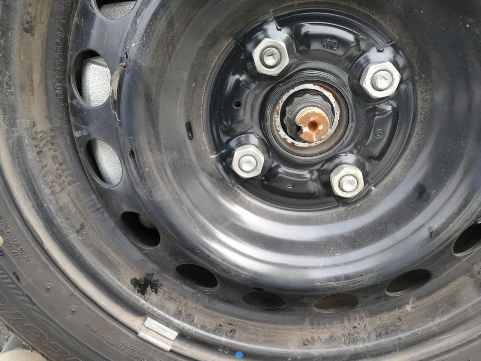 威驰-9月份买的新车，昨天发现这里生锈了。去4S店说是正常。问问大家这是正常吗。该怎么处理了。