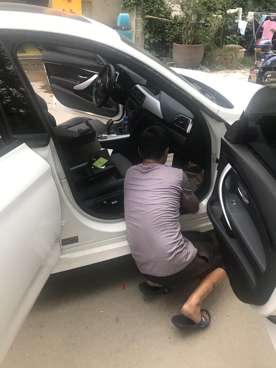 宝马3系gt-保险有一个罩子罩住打不开，请问各位是怎么装行车记录仪的？连接点烟器要走明线有点难看。。。