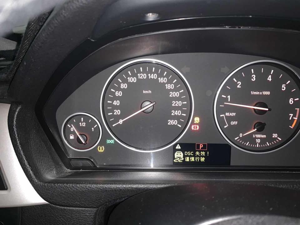 宝马3系gt-你好我的车是宝马3gt，14年的车.上次出差轮胎爆胎了.回来之后在外面的轮胎店换的两条新轮胎和刹车片以及刹车油.最近我的车不知道是为什么总是会出现dsc失效以及传动系统失效.然后我的转速表就会不正常.怠速的时候车子也会出现突然的抖动.一般这种情况在右转以及车上还有其他人的的时候容易出现.请问这是怎么回事啊