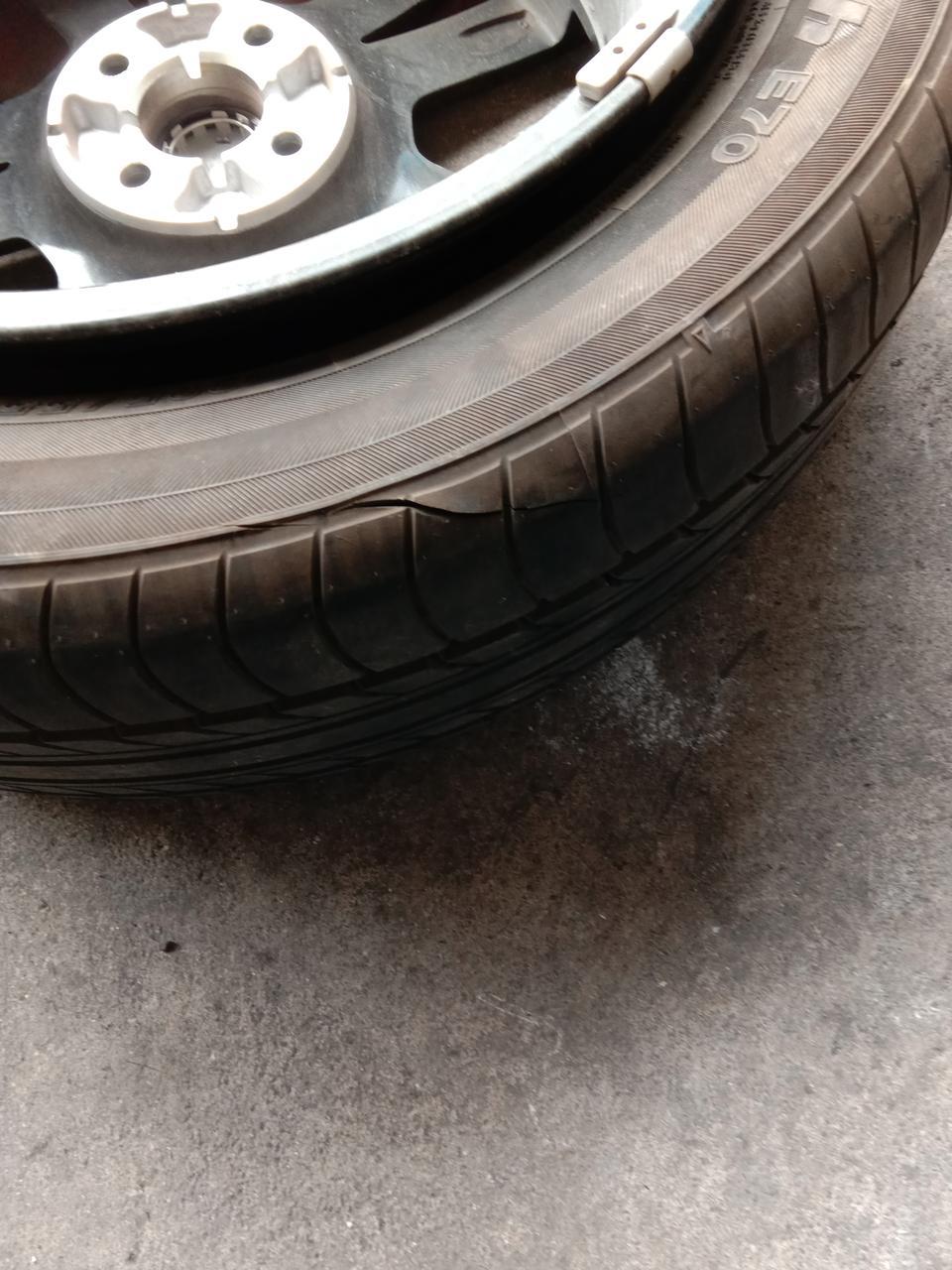 劲客-我都想不明白。前轮右侧。怎么会刮到这种伤口？是不是轮胎的质量有问题呦？去4S店更换，太贵了，网上自己买，怕买到质量不好的。车友们提点意见吧。