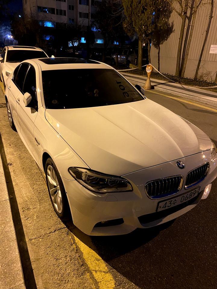 宝马5系(进口)-进口520柴油，16年，路面平坦方向盘不会跑偏，被大车压下去两条沟的路面，走这种路面，方向盘有抢方向盘的感觉……你们的也都这样么？