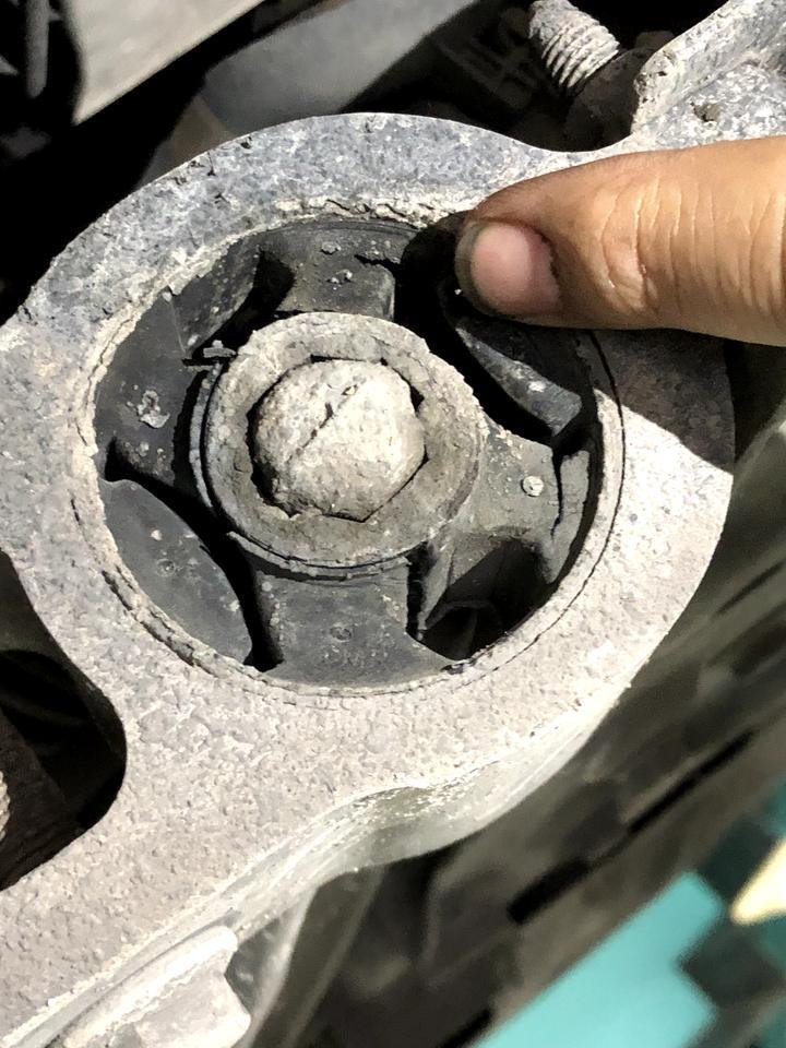 途观高速跑120方向盘抖动是怎么回事？原地打方向异响，确定平面轴承有问题，还没有更换，下支臂胶套坏了没更换，这个会导致方向盘抖动么？