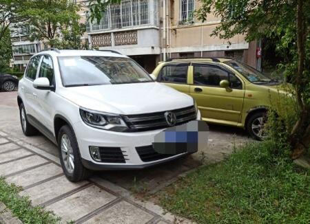 我都途观前大灯不亮是怎么回事，(左边的，远光，近光，都不亮）但是右边的正常。仪表盘故障灯也提示左大灯有问题。什么请检查只类的。是不是保险丝烧了?那位大神告诉我一下，谢谢