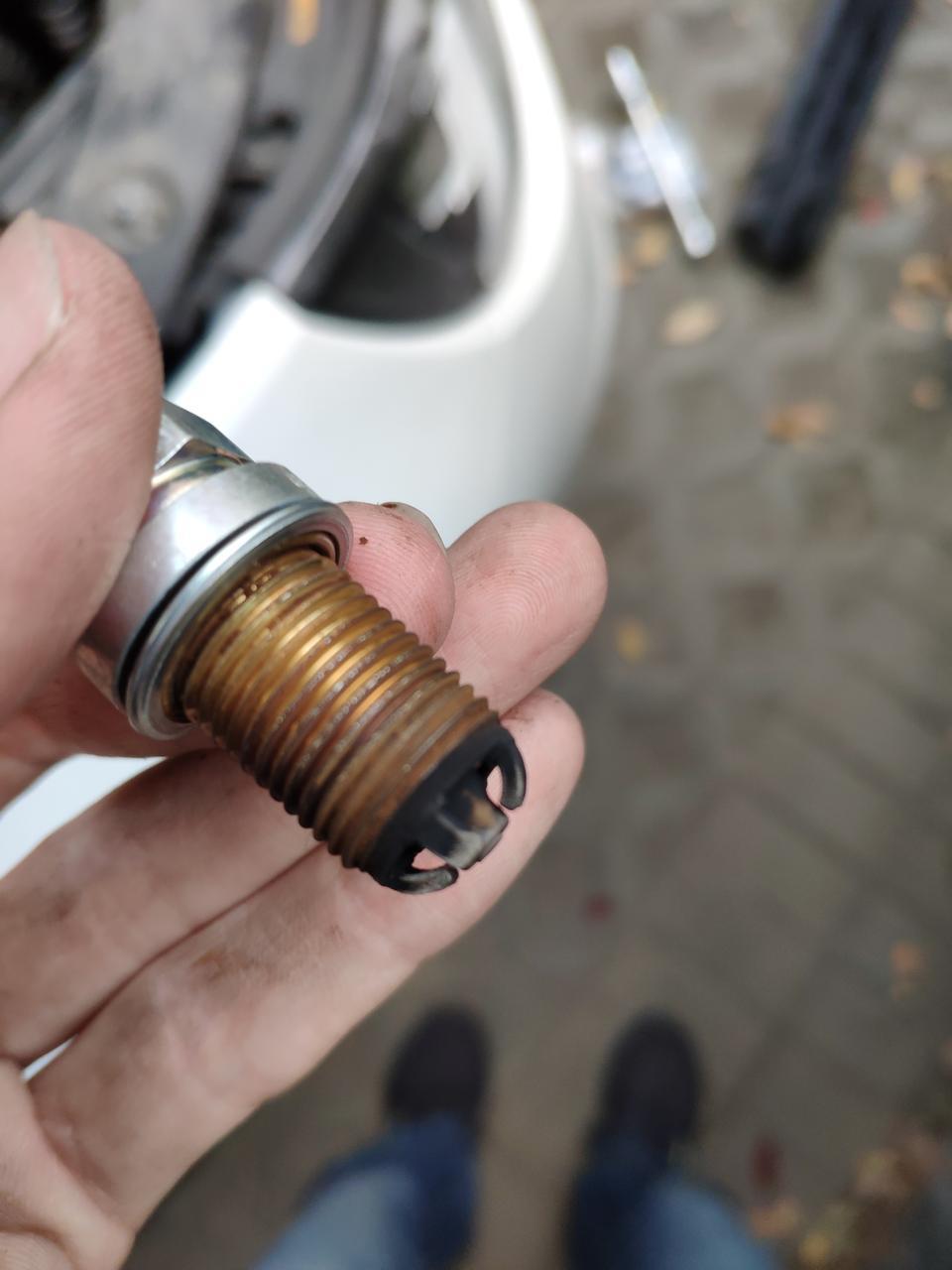 我的14年途观1.8t，原装火花塞怎么是四极的？你们的是单极还是四极？